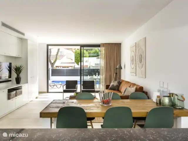 vakantiehuis huren in Spanje, Costa Brava, Empuriabrava – 6 persoons Villa Woonkamer/keuken is voorzien van een eettafel met 6 stoelen. Aan de zijkant van de woonkamer is een bijkeuken voorzien van wasmachine en droogtrommel.