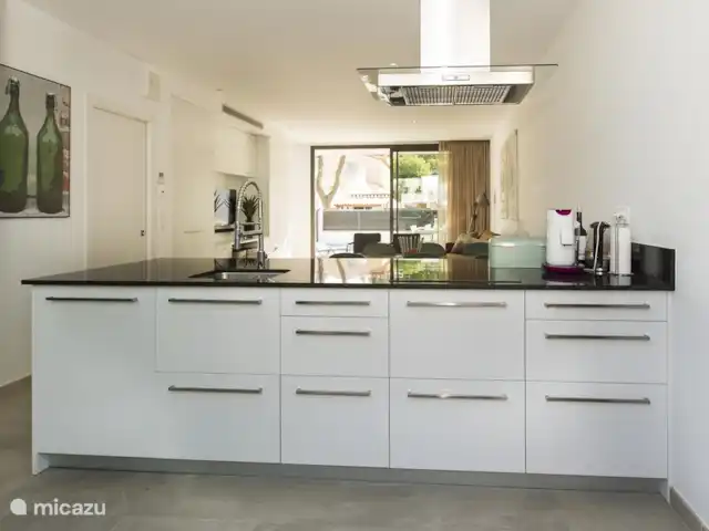 vakantiehuis huren in Spanje, Costa Brava, Empuriabrava – 6 persoons Villa Gezellig Kookeiland met 4 barkrukken.(Staan aan de andere kant van het kookeiland, woonkamer kant)