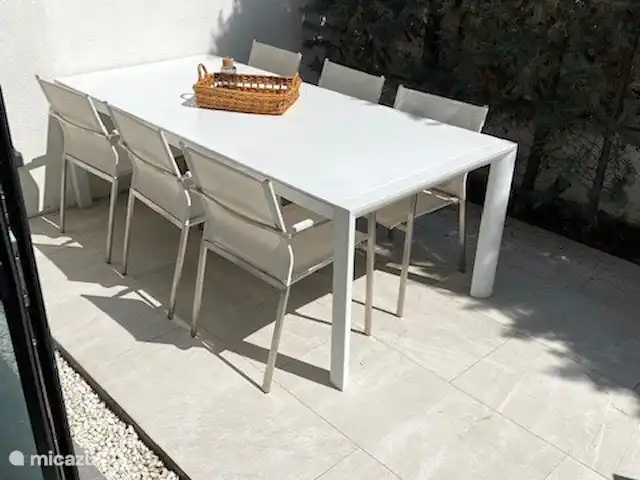 vakantiehuis huren in Spanje, Costa Brava, Empuriabrava – 6 persoons Villa Achter terras aan de keukenzijde voorzien van een tweede tuintafel met 6 stoelen.