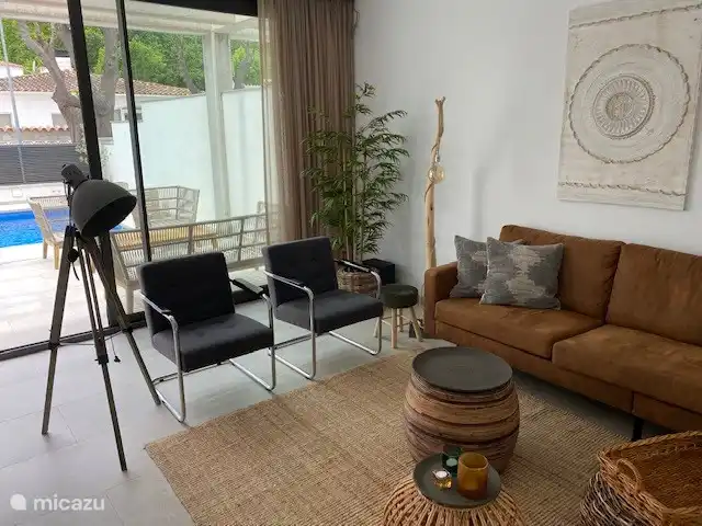 vakantiehuis huren in Spanje, Costa Brava, Empuriabrava – 6 persoons Villa Woonkamer is ingericht met een 3 persoons zitbank en 2 fauteuils.