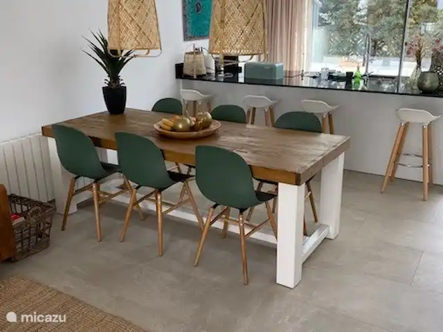 vakantiehuis huren in Spanje, Costa Brava, Empuriabrava – 6 persoons Villa Gezellige eettafel met verlichting en 6 stoelen.