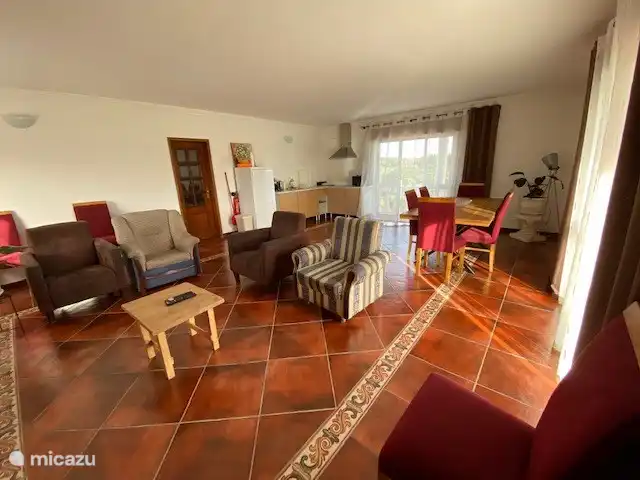 casa de rosas en Portugal, Coímbra, Carvalheira Grande-Graca - villa Salón con la cocina