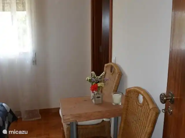 casa de rosas en Portugal, Coímbra, Carvalheira Grande-Graca - villa Sala de estar en el dormitorio