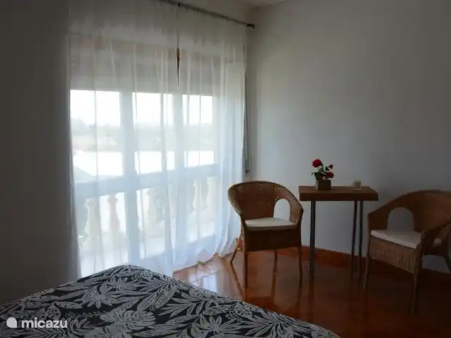 casa de rosas en Portugal, Coímbra, Carvalheira Grande-Graca - villa Sala de estar en el dormitorio