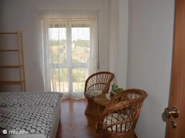 casa de rosas en Portugal, Coímbra, Carvalheira Grande-Graca - villa Sala de estar en el dormitorio