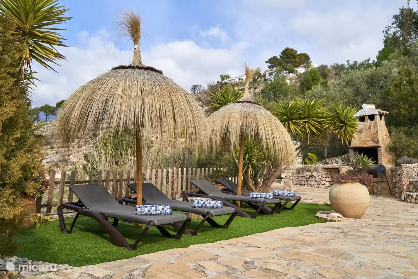 transats et coin barbecue