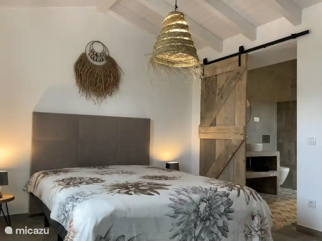 Schönes Bett in einem geräumigen Schlafzimmer, mit Kleiderschrank und Bad-EM-Suite.