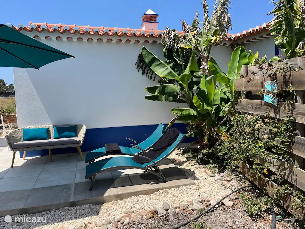 Private Terrasse mit Möbeln, Sonne und Schatten. Schöne Aussicht.