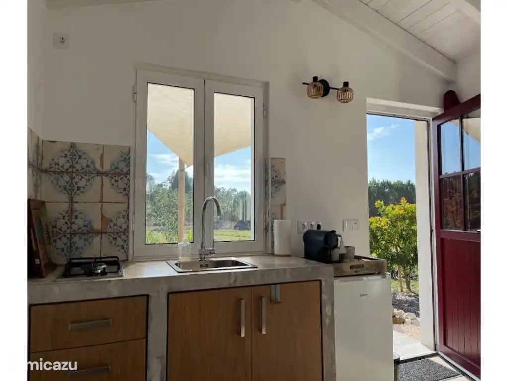 Kochnische mit 2-Kocher, Espressomaschine und Kühlschrank.