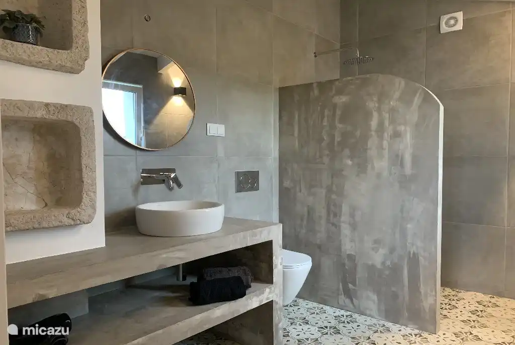 Modernes Badezimmer mit Föhn