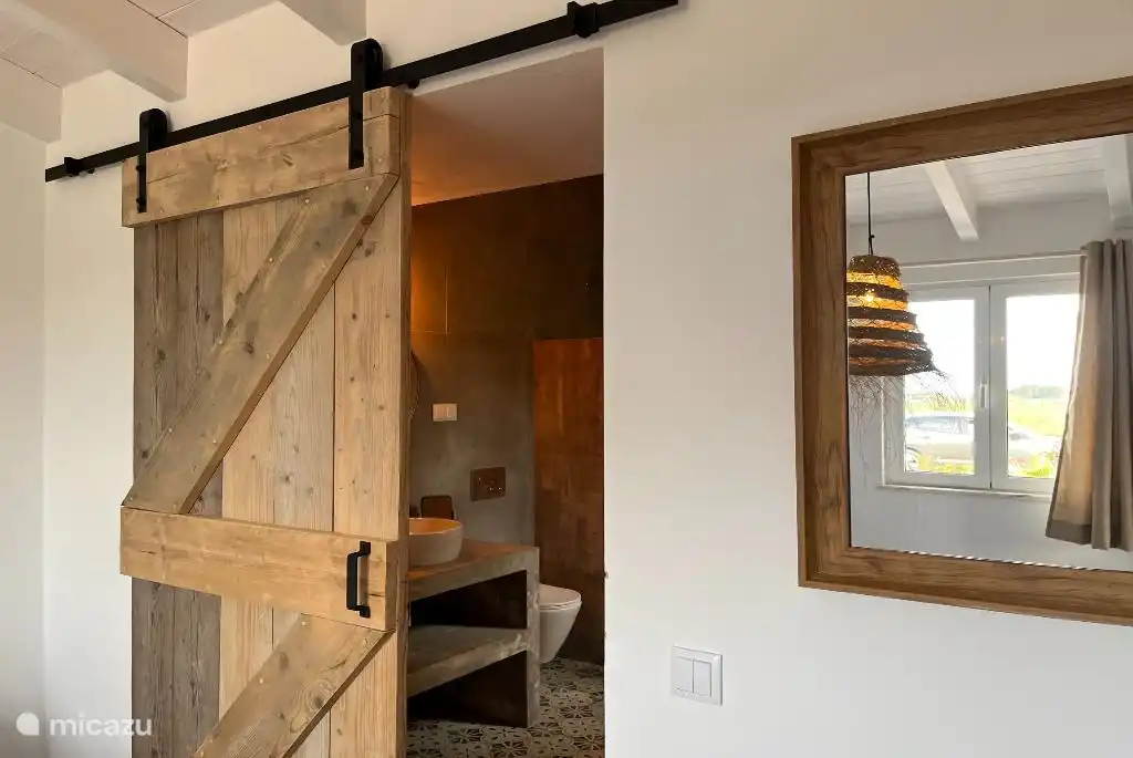 Geräumiges Badezimmer mit ebenerdiger Dusche.