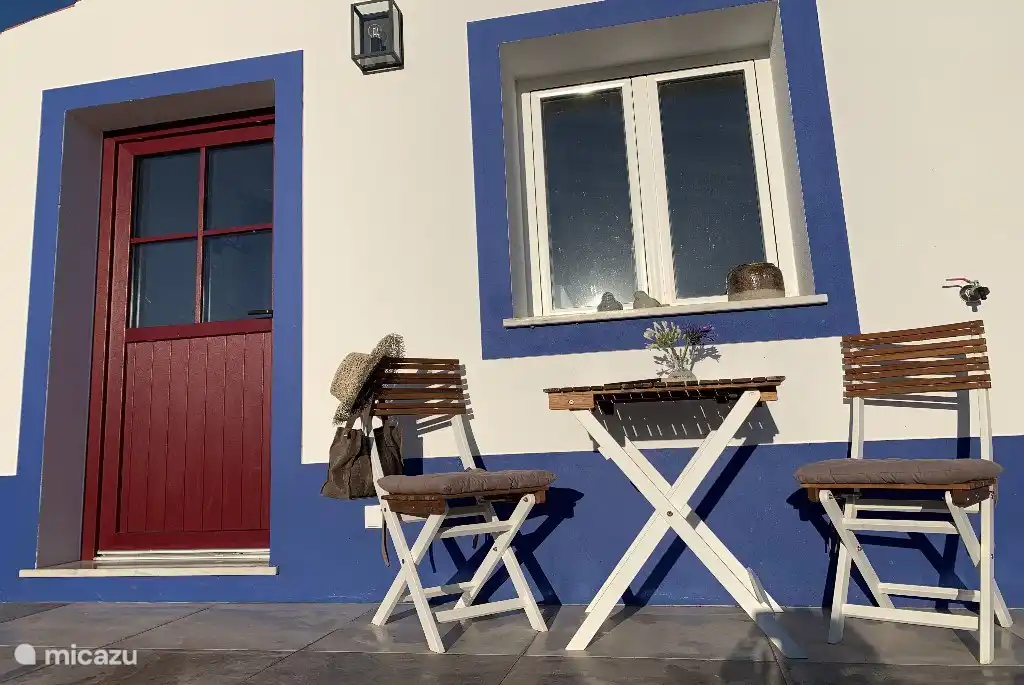 Sonnige Terrasse mit Privatsphäre (Schattentuch und Sonnenschirm vorhanden)