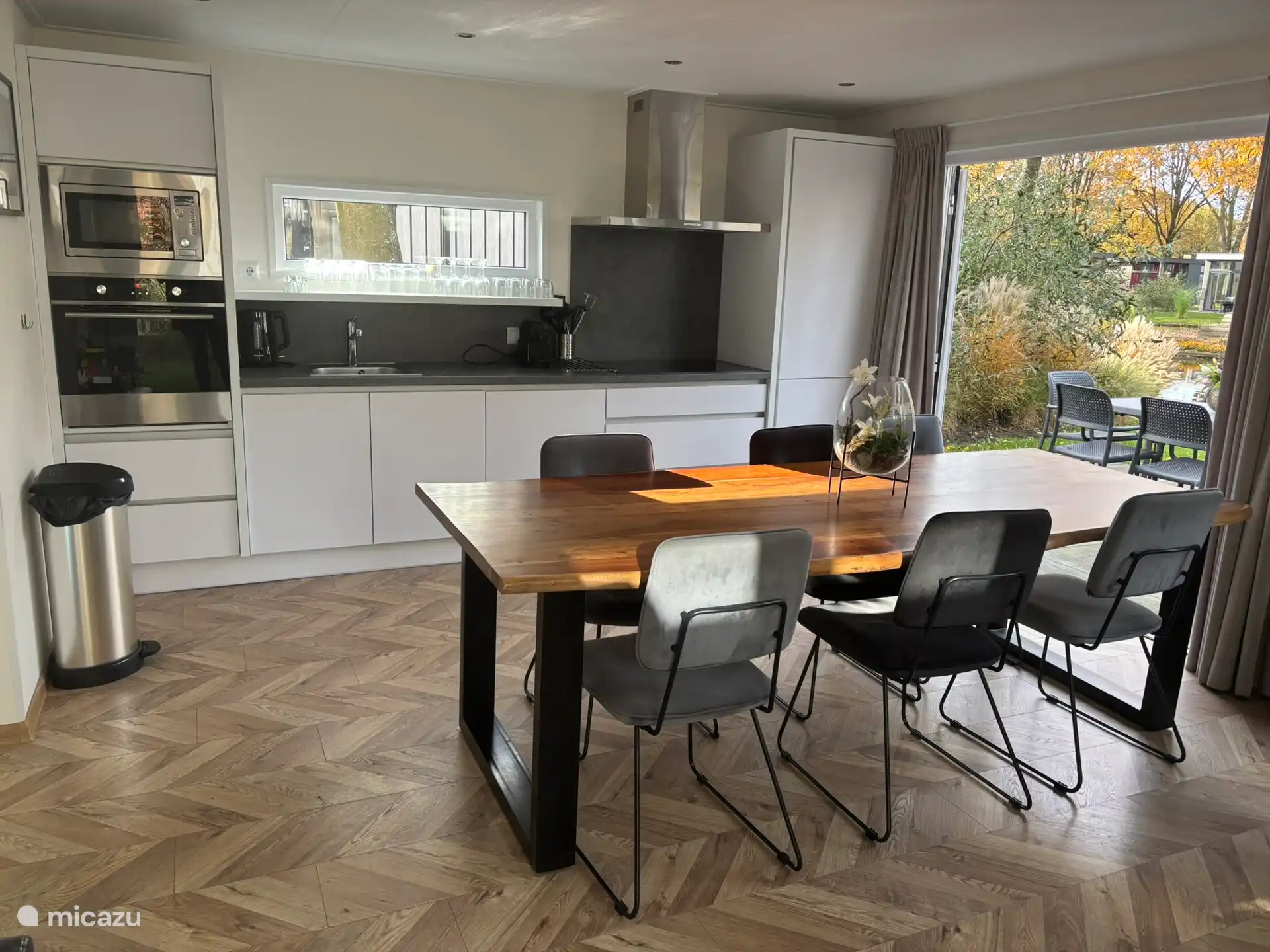 Küche mit Induktionskochfeld, Backofen, Mikrowelle, Kühlschrank und Gefrierschrank