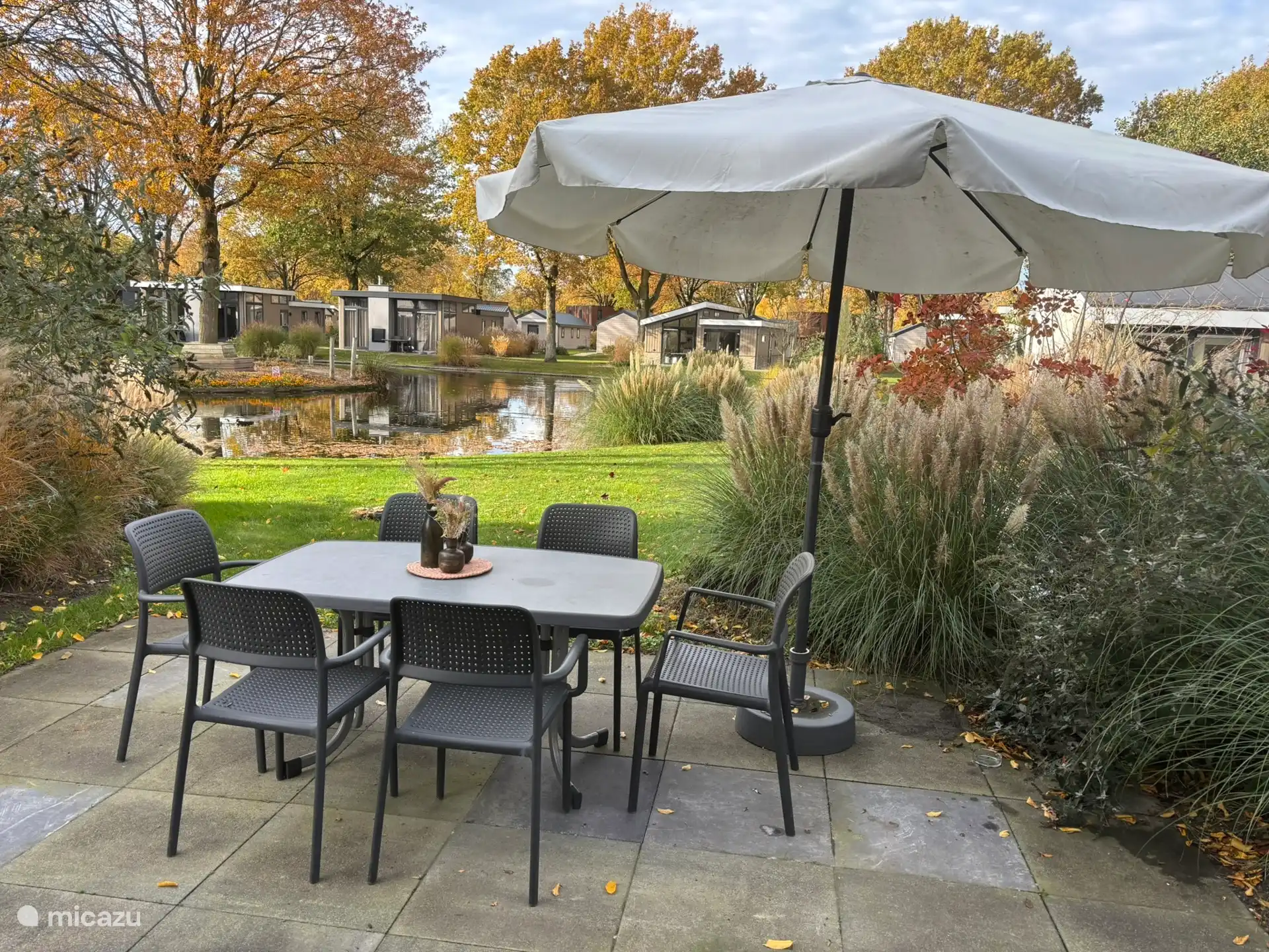 Blick von der Hütte auf die Terrasse und den See