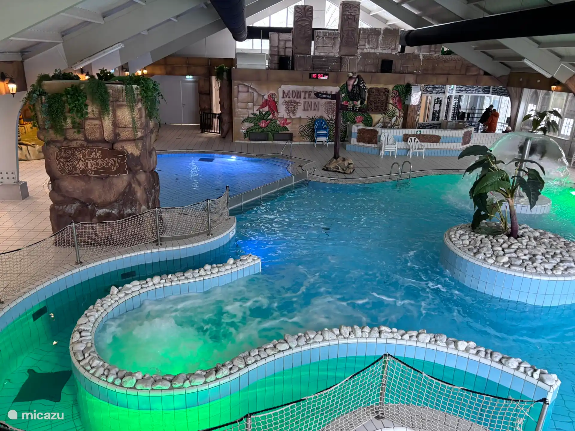 Zwembad zicht vanaf glijbaan trap