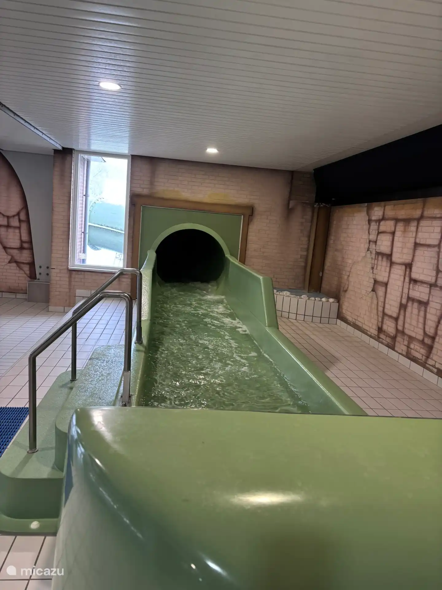 Glijbaan binnen. Bij het buitenbad is ook een glijbaan. Buitenbad open van mei-oktober