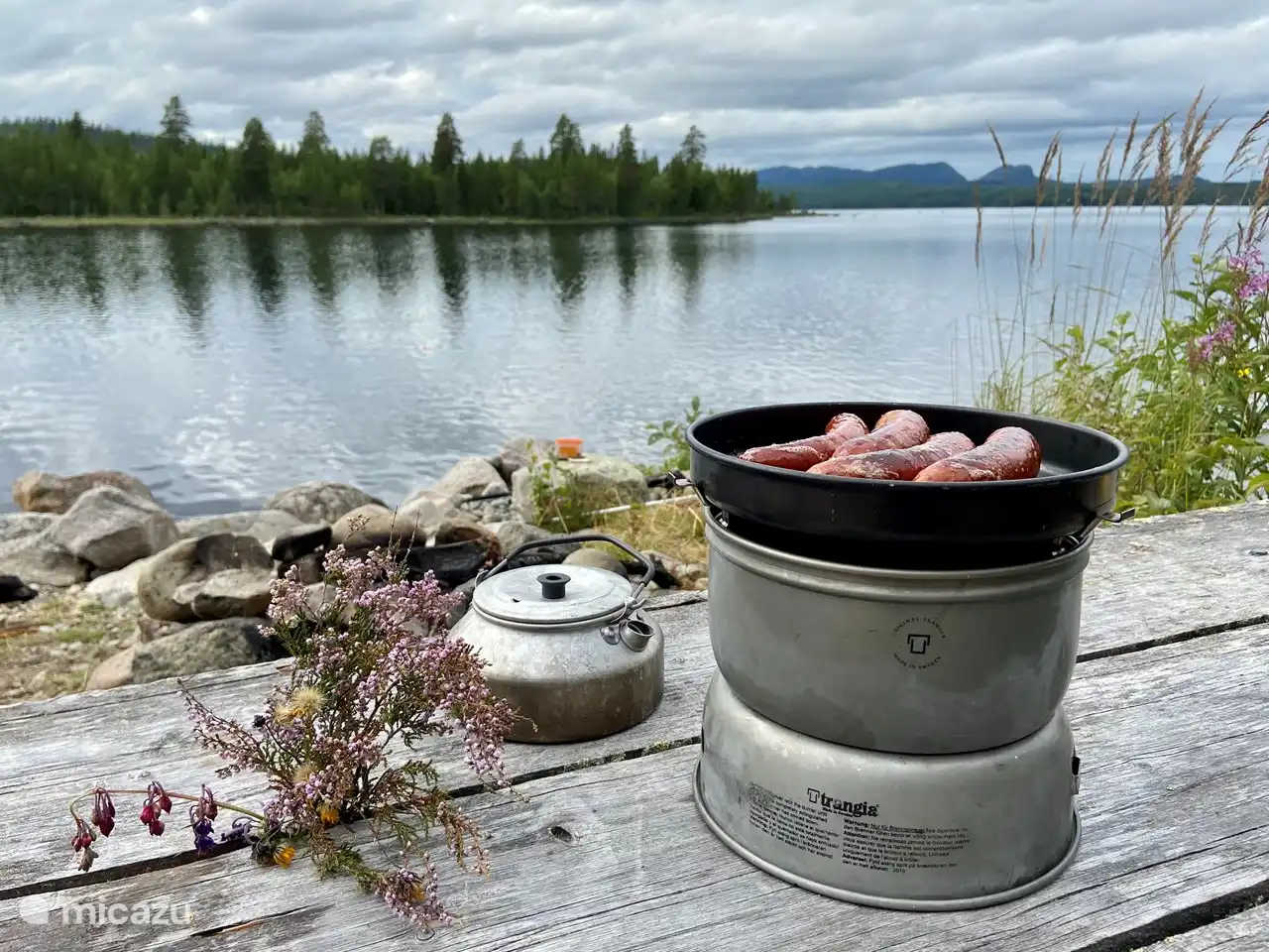 Asar salchichas mientras se pesca