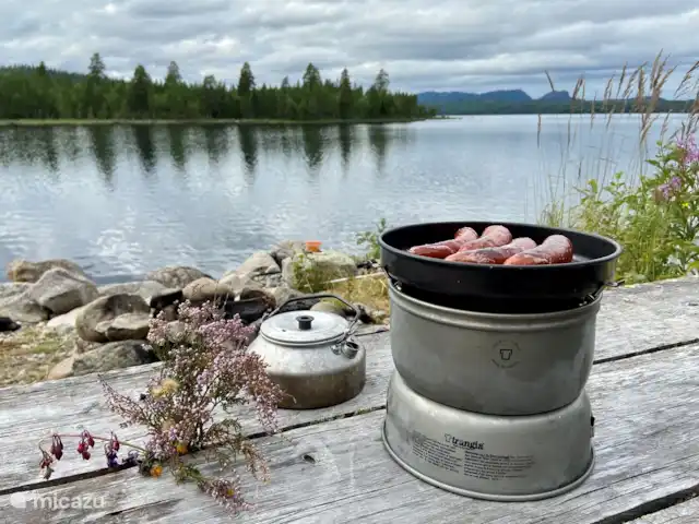 Vildmarksgard Lillviken | Suède, Jämtland, Strömsund - maison de vacances Griller des saucisses pendant la pêche