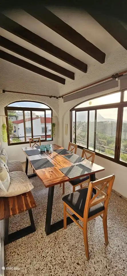 Unsere Naja ist als Esszimmer eingerichtet und verfügt über eine umfangreiche Kaffeebar. Hier können Sie noch einmal die schöne Aussicht genießen, die wir auf das Tal, den Montgo-Berg und das Meer haben (an klaren Tagen können Sie die Insel Ibiza sehen).