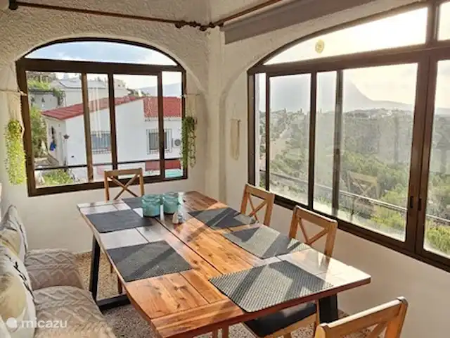 Casa Yavari en España, Costa Blanca, Pedreguer  - villa Nuestra naja está amueblada como un comedor que incluye una amplia barra de café. Aquí podrás volver a disfrutar de la hermosa vista que tenemos sobre el valle, la montaña del Montgó y el mar (en días despejados puedes ver la isla de Ibiza).