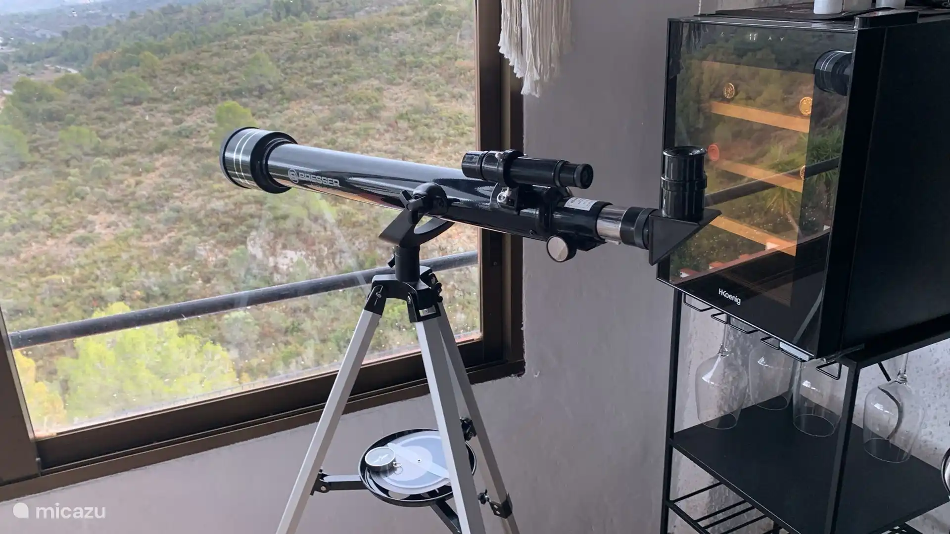 Unsere Naja ist als Esszimmer mit einer umfangreichen Kaffeebar eingerichtet. Hier können Sie wieder die schöne Aussicht genießen, die wir auf das Tal, den Berg Montgo und das Meer haben (an klaren Tagen können Sie die Insel Ibiza sehen).