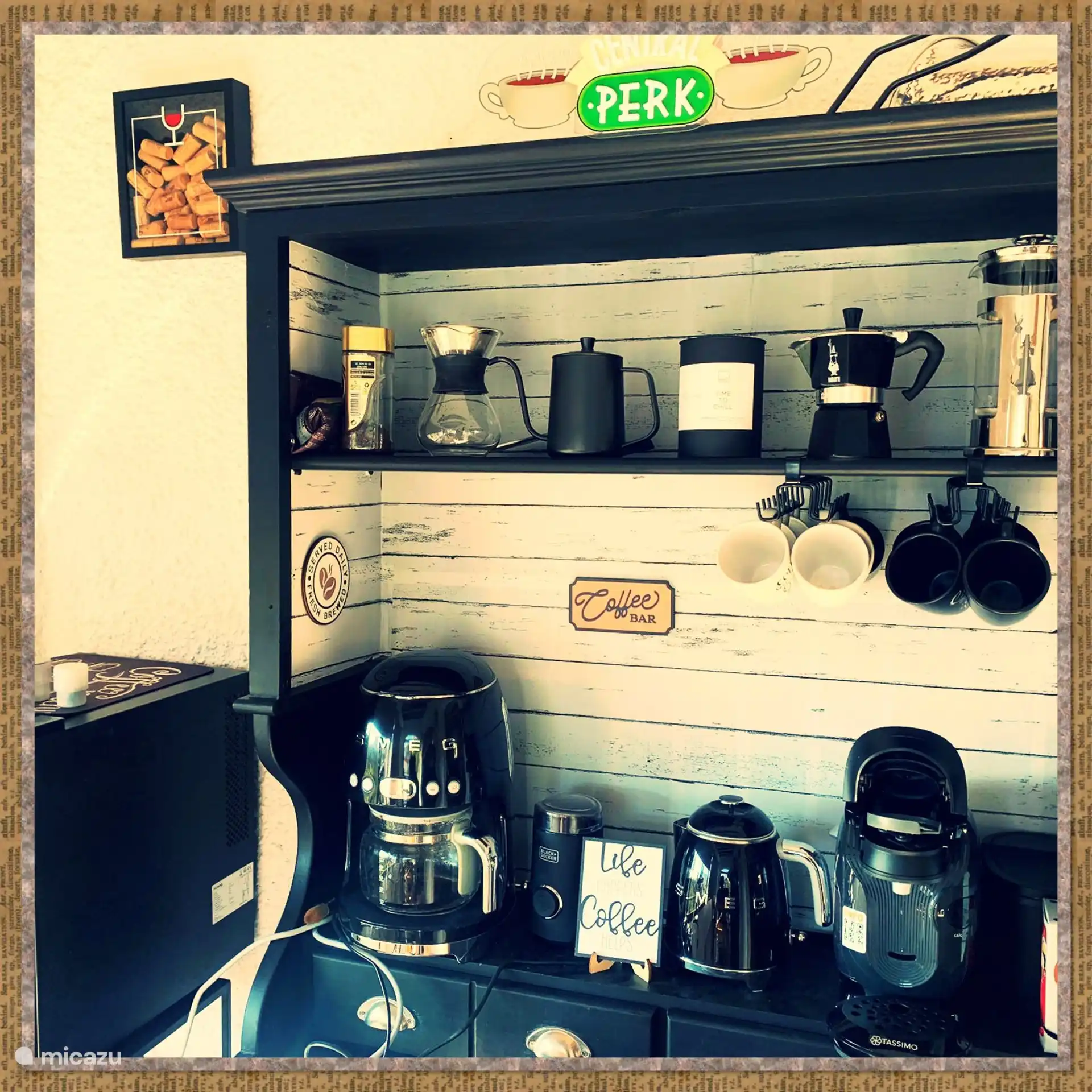 Wir nehmen Kaffee und Wein ernst; - )

Wir haben eine umfangreiche Kaffee- (und Wein-) Ecke in unserem Naja. Hier finden Sie eine Bohnenmühle, ein langsames SMEG-Kaffeebrühsystem, eine Kaffeemaschine, eine French Press, eine Tassimo-Tassenmaschine und Möglichkeiten zum Übergießen von Kaffee. Aber natürlich auch ein SMEG Wasserkocher für Tee.