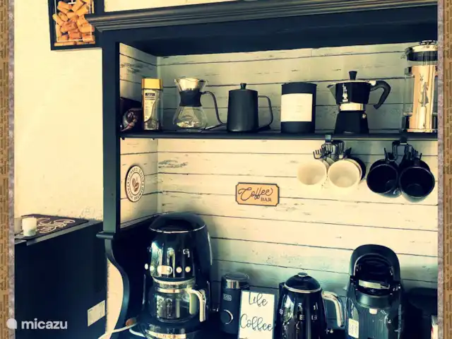 Casa Yavari en España, Costa Blanca, Pedreguer  - villa Nos tomamos el café y el vino en serio; - )
Tenemos un amplio rincón de café (y vino) en nuestra Naja, aquí encontrará un molinillo de granos, un sistema de preparación lenta de café SMEG, una cafetera, una prensa francesa, una máquina de tazas Tassimo y opciones para servir café. Pero, por supuesto, también una tetera SMEG para el té.