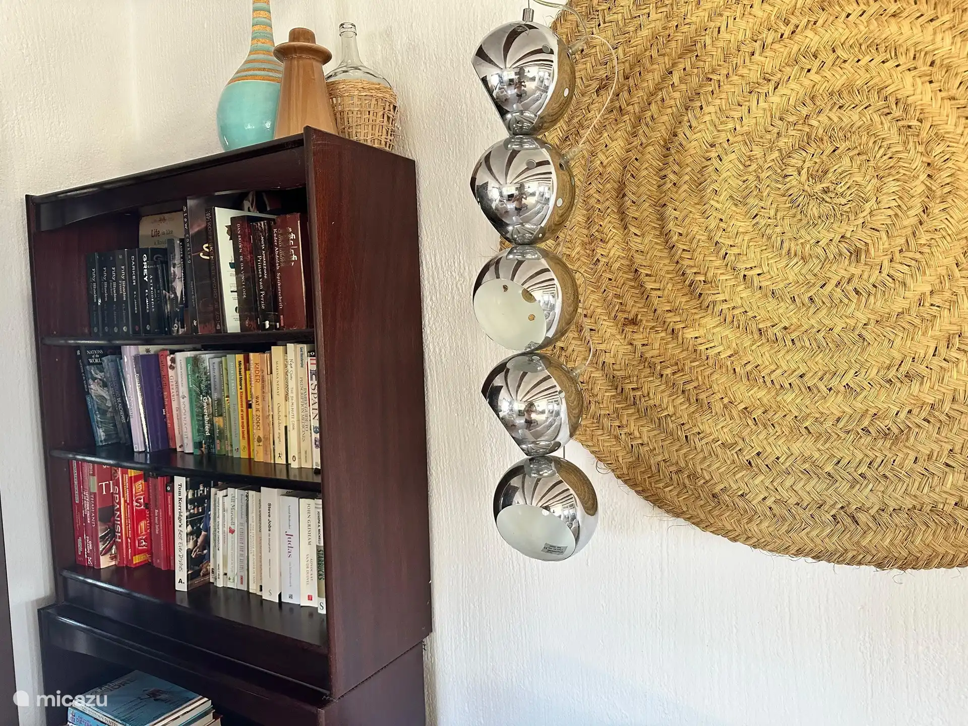 Bücherregal im Wohnzimmer