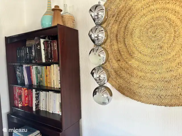 Casa Yavari en España, Costa Blanca, Pedreguer  - villa librería en sala de estar