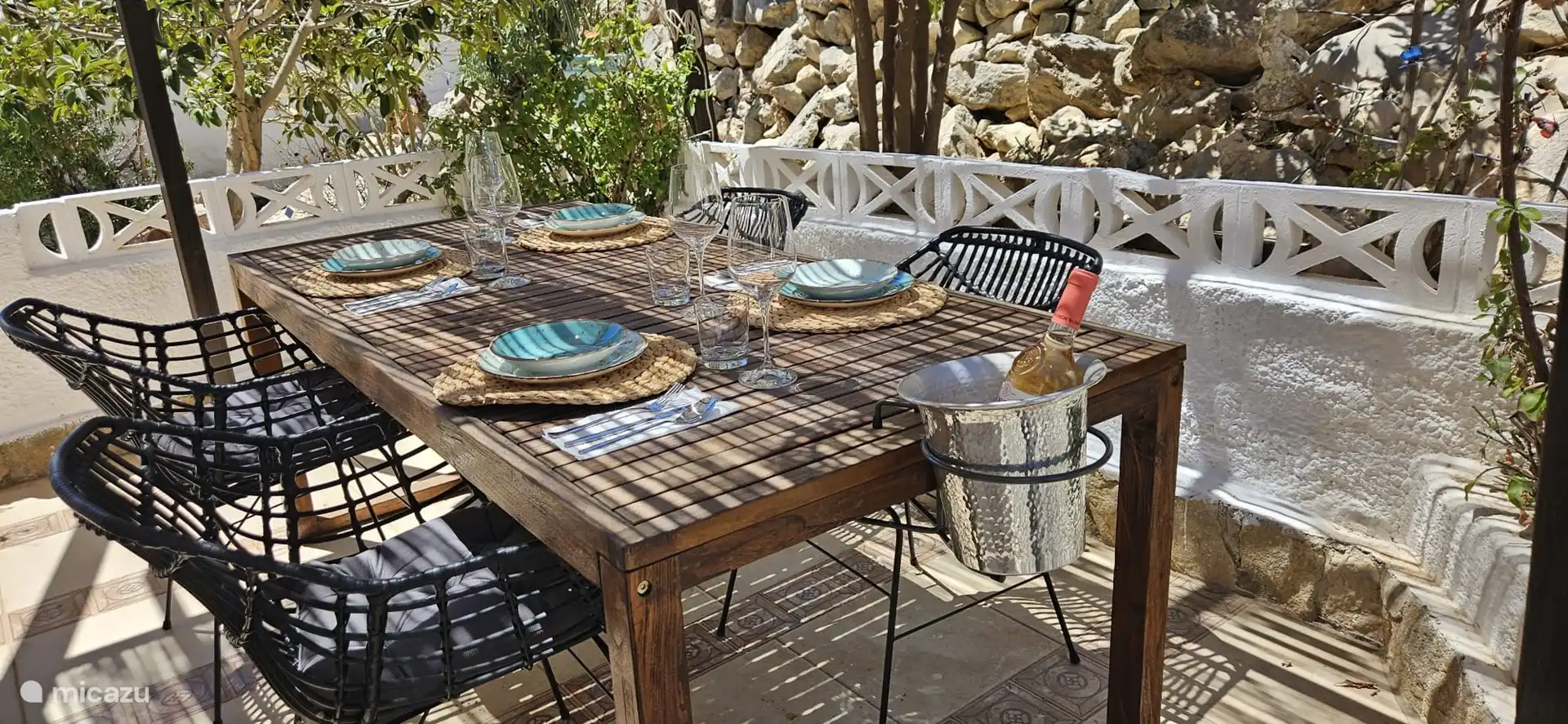 Pergola im Ibiza-Stil in der Casa Yavari
Gemütliche Pergola mit Strohdach, schwarzen Korblampen und Eichentisch neben der Haustür. Ideal zum Frühstück, Mittag- oder Grillen, mit viel Privatsphäre und umgeben von üppigen Pflanzen.