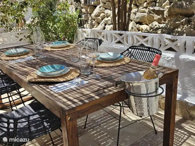 Casa Yavari en España, Costa Blanca, Pedreguer  - villa Pérgola ibicenca en Casa Yavari
Acogedora pérgola con techo de paja, lámparas de mimbre negro y mesa de roble junto a la puerta de entrada. Ideal para desayunar, almorzar o hacer una barbacoa, con mucha privacidad y rodeado de exuberantes plantas.