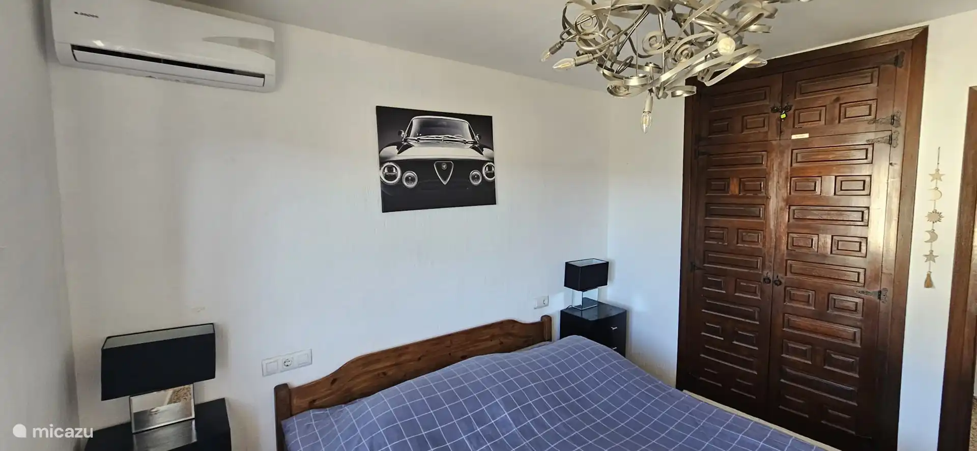 Schlafzimmer 1 in der Casa Yavari
Geräumiges Schlafzimmer mit Klimaanlage, Sat-TV, einem bequemen Doppelbett und einem Einbauschrank mit schönen valencianischen geschnitzten Holztüren. Genießen Sie den Blick in den Garten durch das Fenster.