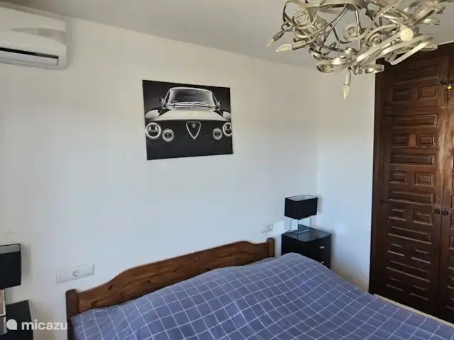 Casa Yavari en España, Costa Blanca, Pedreguer  - villa Dormitorio 1 en Casa Yavari
Amplio dormitorio con aire acondicionado, TV vía satélite, una cómoda cama doble y un armario empotrado con preciosas puertas de madera tallada valenciana. Disfruta de la vista del jardín a través de la ventana.