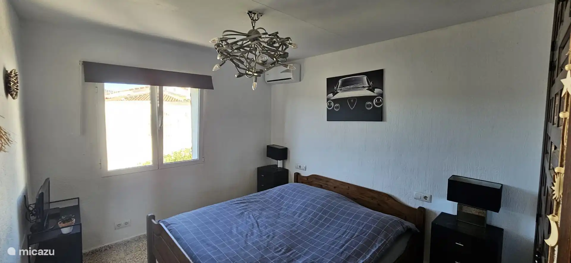 Schlafzimmer 1 in der Casa Yavari
Geräumiges Schlafzimmer mit Klimaanlage, Sat-TV, einem bequemen Doppelbett und einem Einbauschrank mit schönen valencianischen geschnitzten Holztüren. Genießen Sie den Blick in den Garten durch das Fenster.