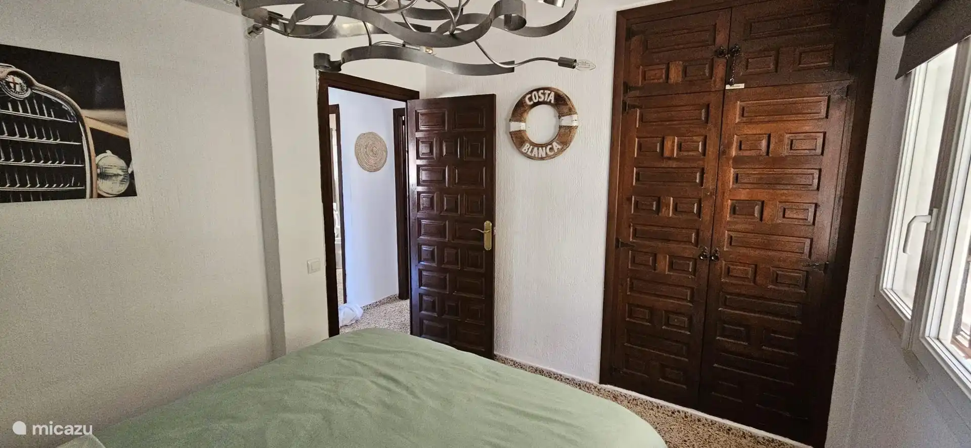 Schlafzimmer 2 in der Casa Yavari
Attraktives Schlafzimmer mit Klimaanlage, einem Doppelbett, einem Einbauschrank mit valencianischen geschnitzten Holztüren und Blick auf die erste Pergola von Ibiza neben der Haustür. Ausgestattet mit Moskitonetz und Reja vor dem Fenster.