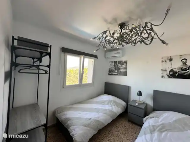 Casa Yavari en España, Costa Blanca, Pedreguer  - villa Dormitorio sin barandilla en la ventana, nota ventana que se puede abrir por completo! Aire acondicionado y 2 camas individuales, espacio de armario.