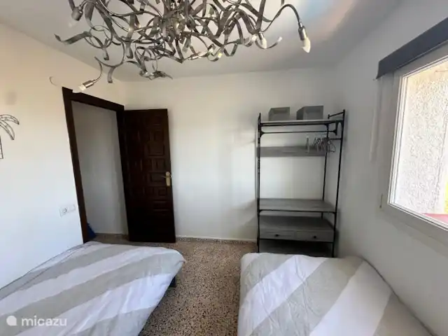 Casa Yavari en España, Costa Blanca, Pedreguer  - villa 3er dormitorio con aire acondicionado y 2 camas individuales, closet, ventana con vista al mar sin reja (rejas para ventanas de apertura total!).