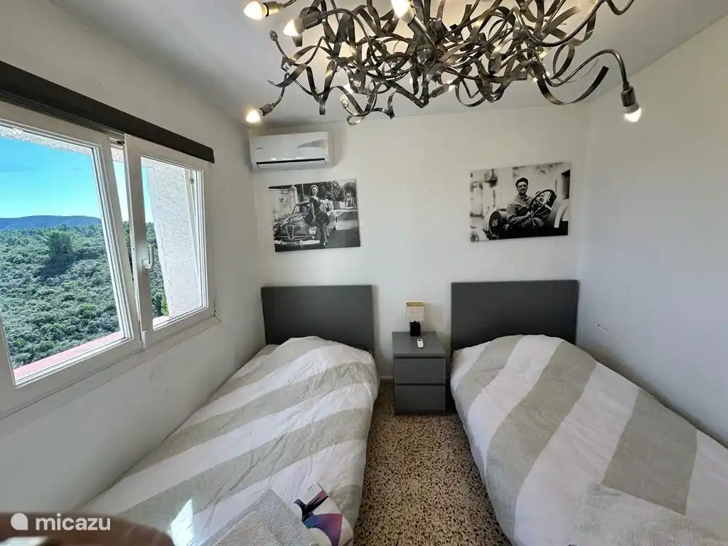 Schlafzimmer auf der Rückseite mit Meerblick und 2 Einzelbetten, Klimaanlage (2023)