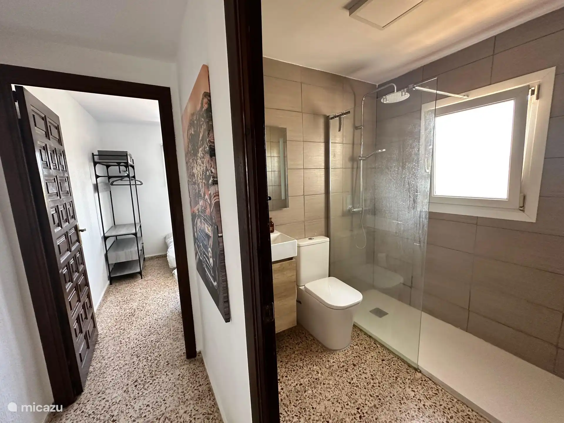 Flur mit Blick auf das 3. Schlafzimmer und seitliche Ansicht unseres Badezimmers