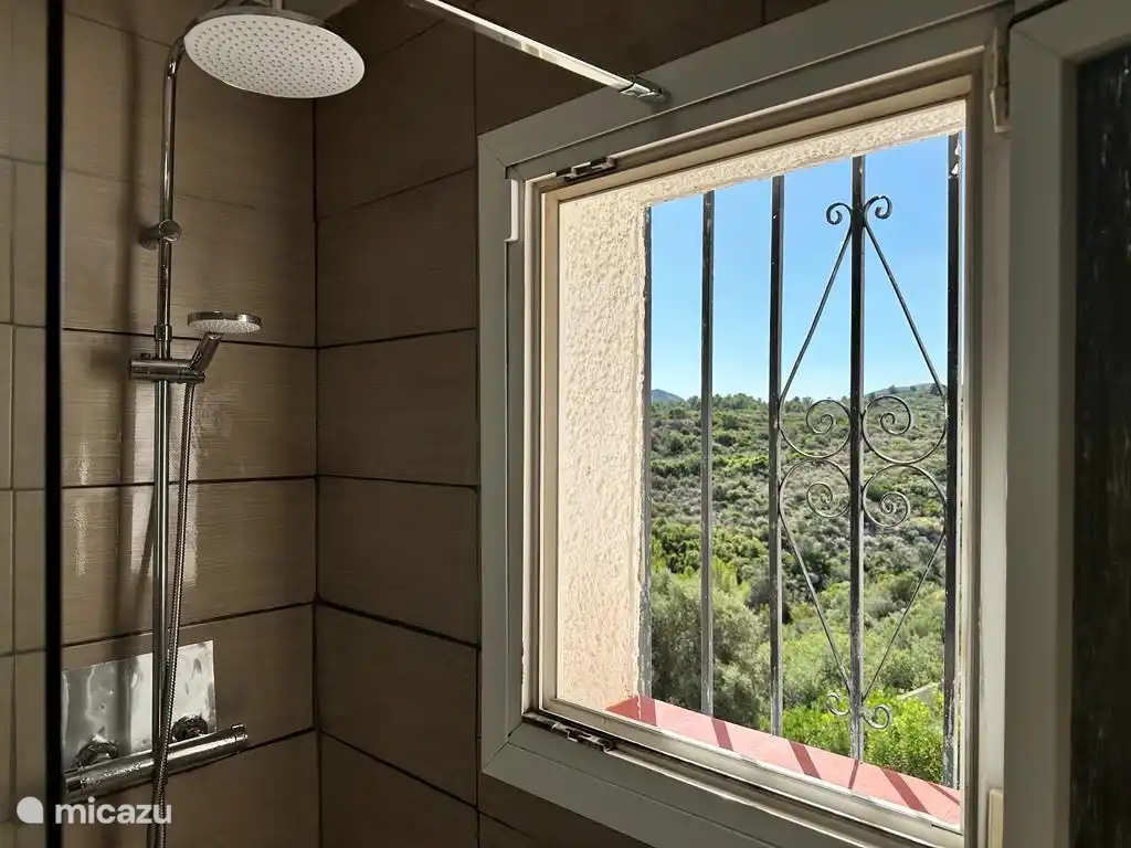 Badezimmer in der Casa Yavari
Komplett renoviertes Badezimmer (2023) mit Antibeschlagspiegel, LED-Beleuchtung und Dusche mit Thermostathahn. Der Raum bietet einen Blick auf das Tal, unseren Garten. Neue Toilette im Jahr 2024 installiert.