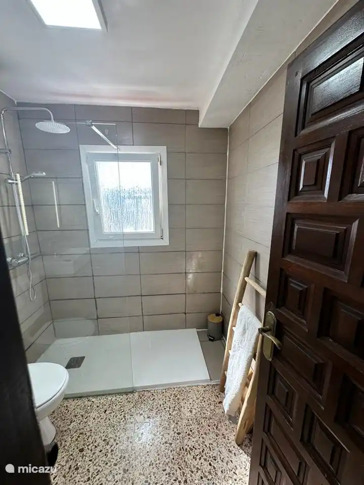 Badezimmer mit schönem Antibeschlagspiegel, LED-Leuchten und Thermostathahn in unserer Dusche.