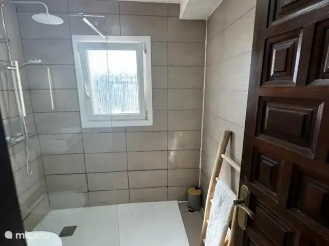 Casa Yavari en España, Costa Blanca, Pedreguer  - villa Baño con bonito espejo antivaho, luces LED y grifo termostático en nuestra ducha.