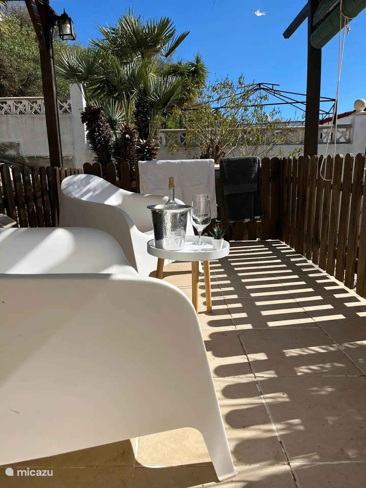Pergola mit Blick auf die Casa Yavari
Stilvolle Pergola mit Reetdach, zwei Liegestühlen und einem Tisch. Das Hotel liegt links von der Haustür mit atemberaubendem Blick auf Jávea und den Strand von Arenal.