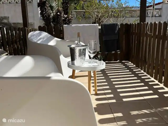 Casa Yavari en España, Costa Blanca, Pedreguer  - villa Pérgola con vistas en Casa Yavari
Elegante pérgola con techo de paja, dos tumbonas y una mesa. Situado a la izquierda de la puerta de entrada con impresionantes vistas de Jávea y la playa del Arenal.