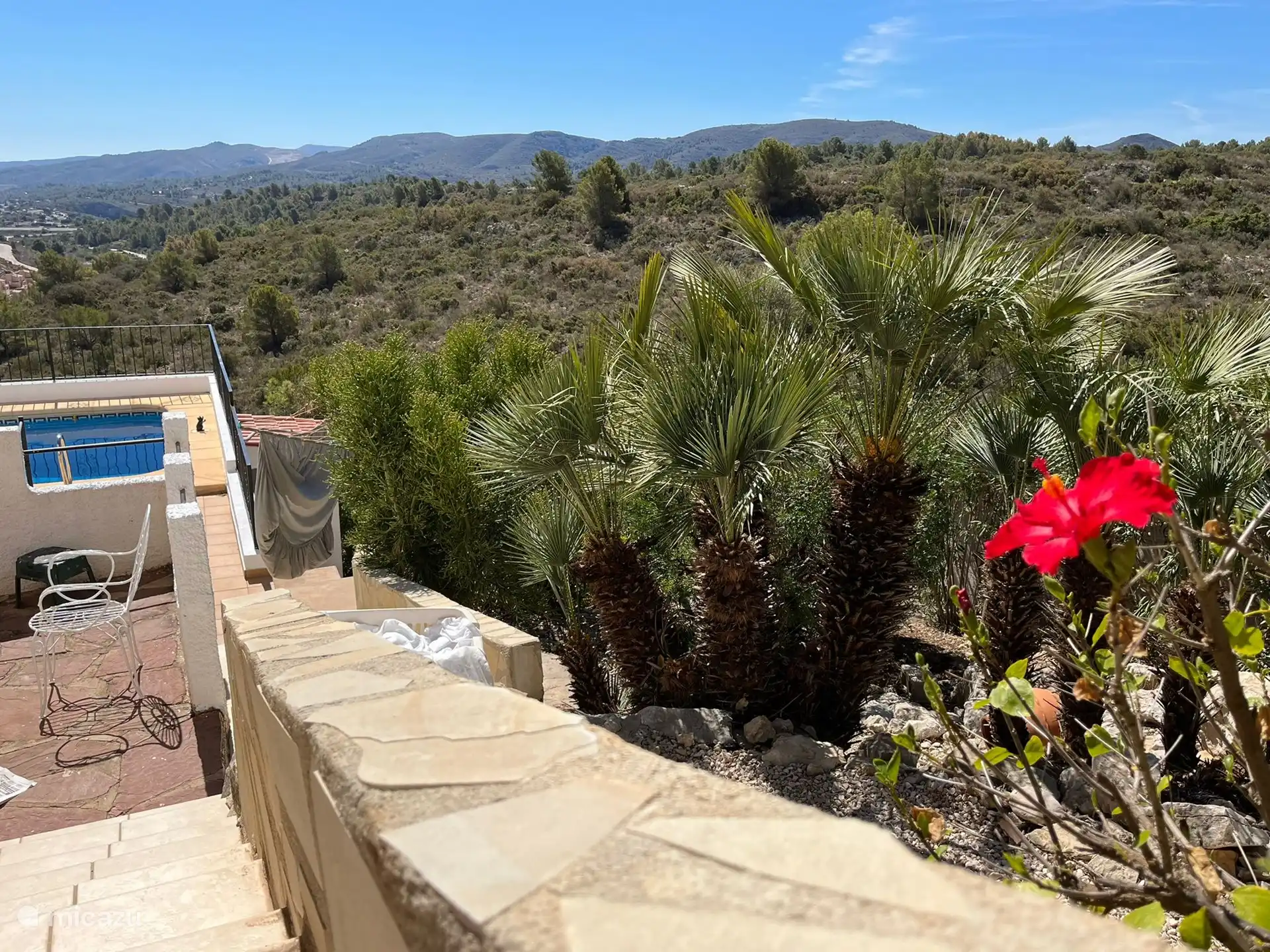 Stufen hinunter zum privaten Pool im Casa Yavari
Auf beiden Seiten der Villa führen Steinstufen hinunter zum privaten Swimmingpool mit weitem Blick. Unterwegs wandern Sie an unserem kaskadenförmigen Garten mit weißem Kies, verschiedenen Kakteen und vielen Palmen vorbei, der ein herrliches südeuropäisches Urlaubsgefühl erzeugt.
