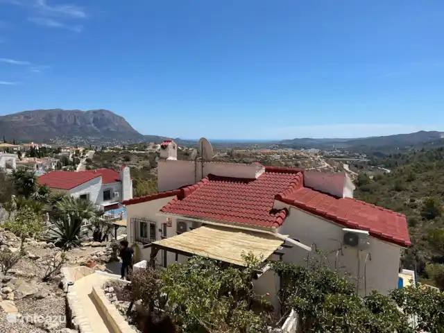 Casa Yavari en España, Costa Blanca, Pedreguer  - villa Entrada a Casa Yavari
Desde la puerta de acero negro de la carretera, una escalera de piedra conduce a través de la parte superior en cascada del jardín, llena de plantas de uva, cactus y palmeras. En la parte inferior se llega a la puerta principal, la primera pérgola y la barbacoa.