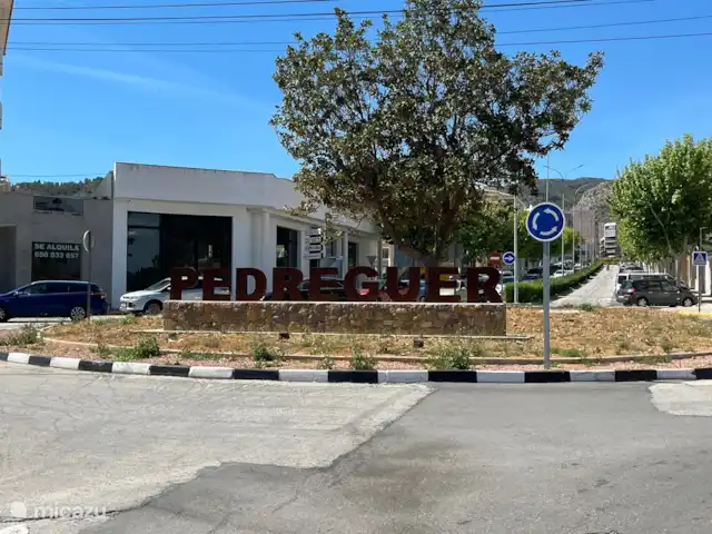 Casa Yavari en España, Costa Blanca, Pedreguer  - villa Rotonda de Pedreguer
Una rotonda bien cuidada con hermosas plantas e imponentes árboles. Se exhiben con orgullo letras gigantes de acero que deletrean PEDREGUER, lo que le da al pueblo un carácter icónico y reconocible.