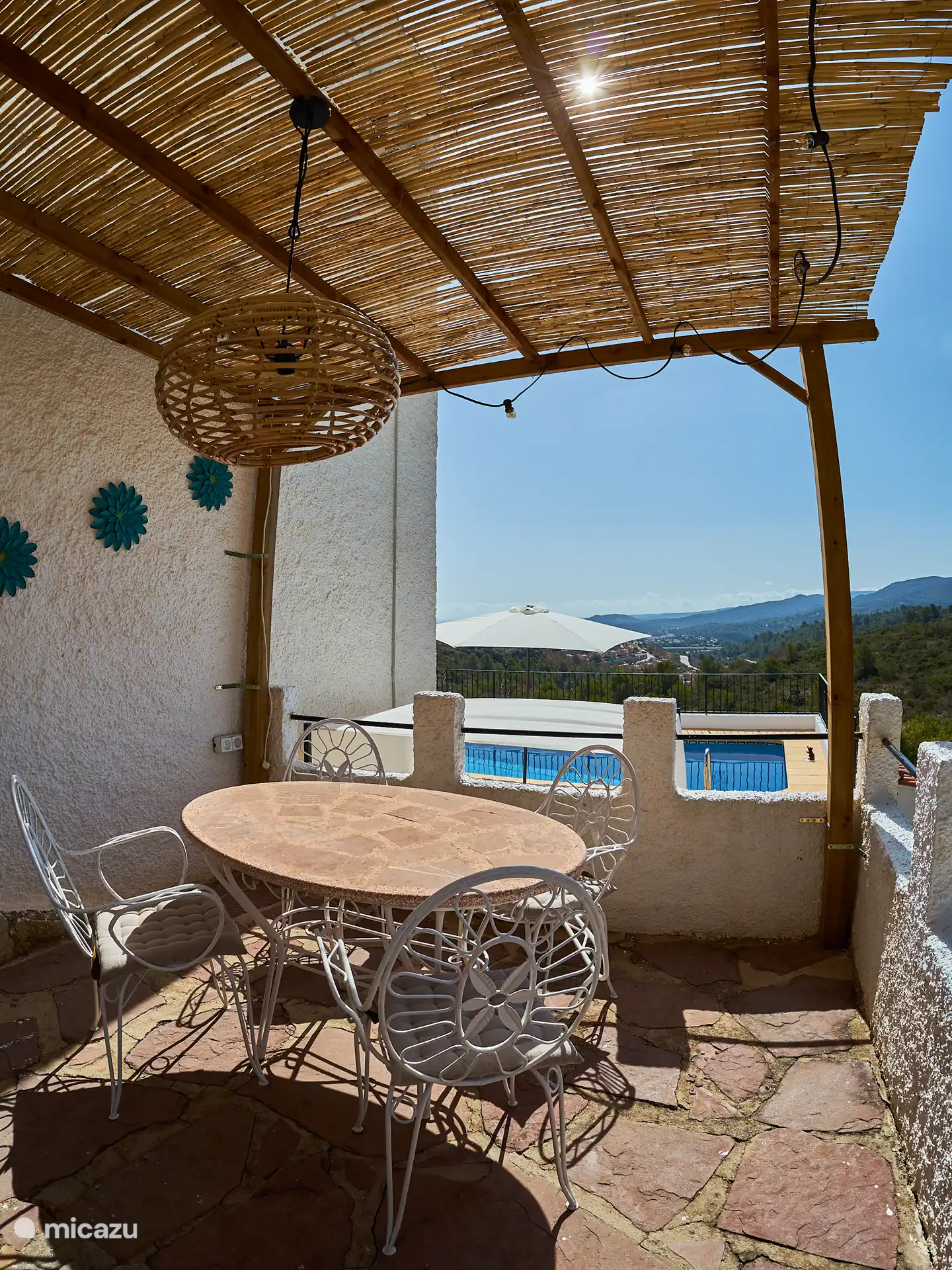 Neueste Pergola im Ibiza-Stil in der Casa Yavari
Entspannen Sie sich in dieser attraktiven Pergola mit Reetdach, Strohdach und Lichterketten wie auf Ibiza. Der Steintisch mit weißen Stahlbeinen und Stühlen schafft eine Liebes- und Glücksatmosphäre. Genießen Sie den Blick auf den privaten Pool, den Garten und die weite Umgebung. Das