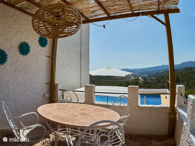 Casa Yavari en España, Costa Blanca, Pedreguer  - villa La nueva pérgola ibicenca en Casa Yavari
Relájese en esta atractiva pérgola con techo de paja, lámpara de paja y luces de hadas ibicencas. La mesa de piedra con patas y sillas de acero blanco crean un ambiente de amor y felicidad. Disfrute de la vista de la piscina privada, el jardín y el amplio entorno. El