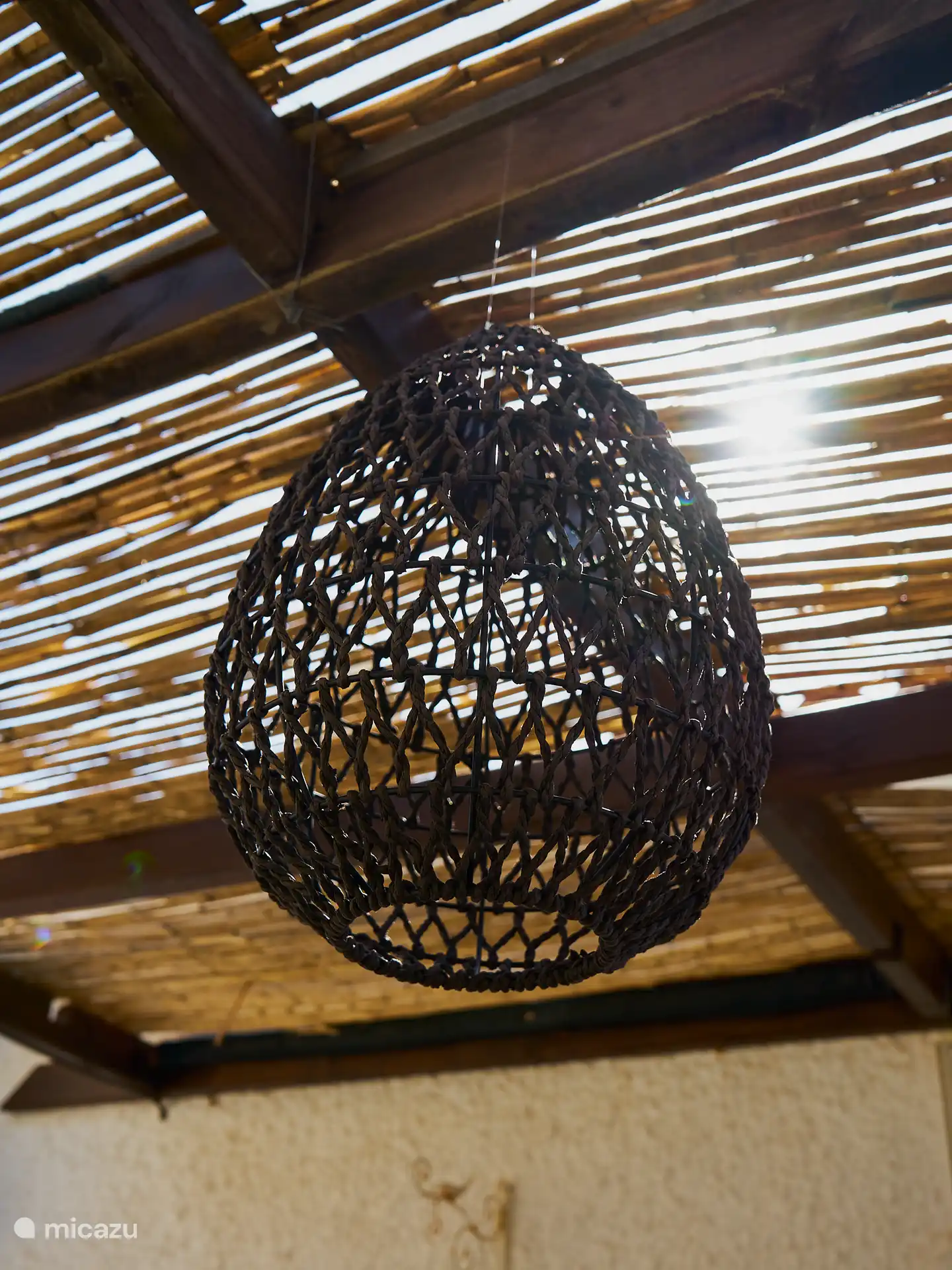 Blick von der Haustür der Casa Yavari
Von der Haustür aus blickst du auf das höhere Tor. Auf der linken Seite sehen Sie die Pergola im Ibiza-Stil mit zwei schwarzen Ibiza-Lampen, die von üppigen Blumen umgeben sind. Ebenfalls zu sehen ist der Grill, der perfekt in diesen attraktiven Außenbereich integriert ist.